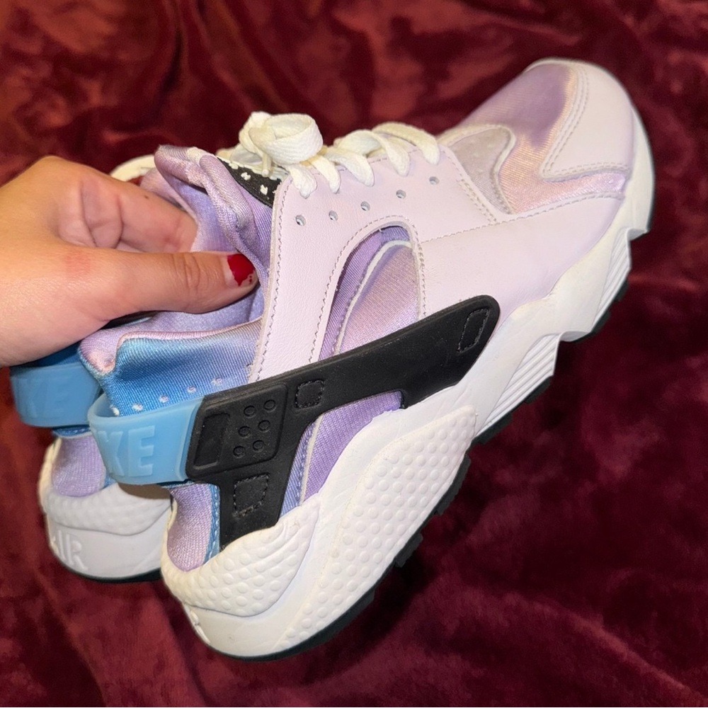 LIKE NEW WOMEN’S NIKE HUARACHES 7